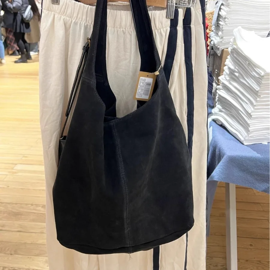 【Nowość】Vintage'owa torba typu hobo ze skóry zamszowej, duża, codzienna torba na ramię w kolorze camel brown, minimalistyczny styl do noszenia na co dzień i na zakupy. — zdjęcie 3