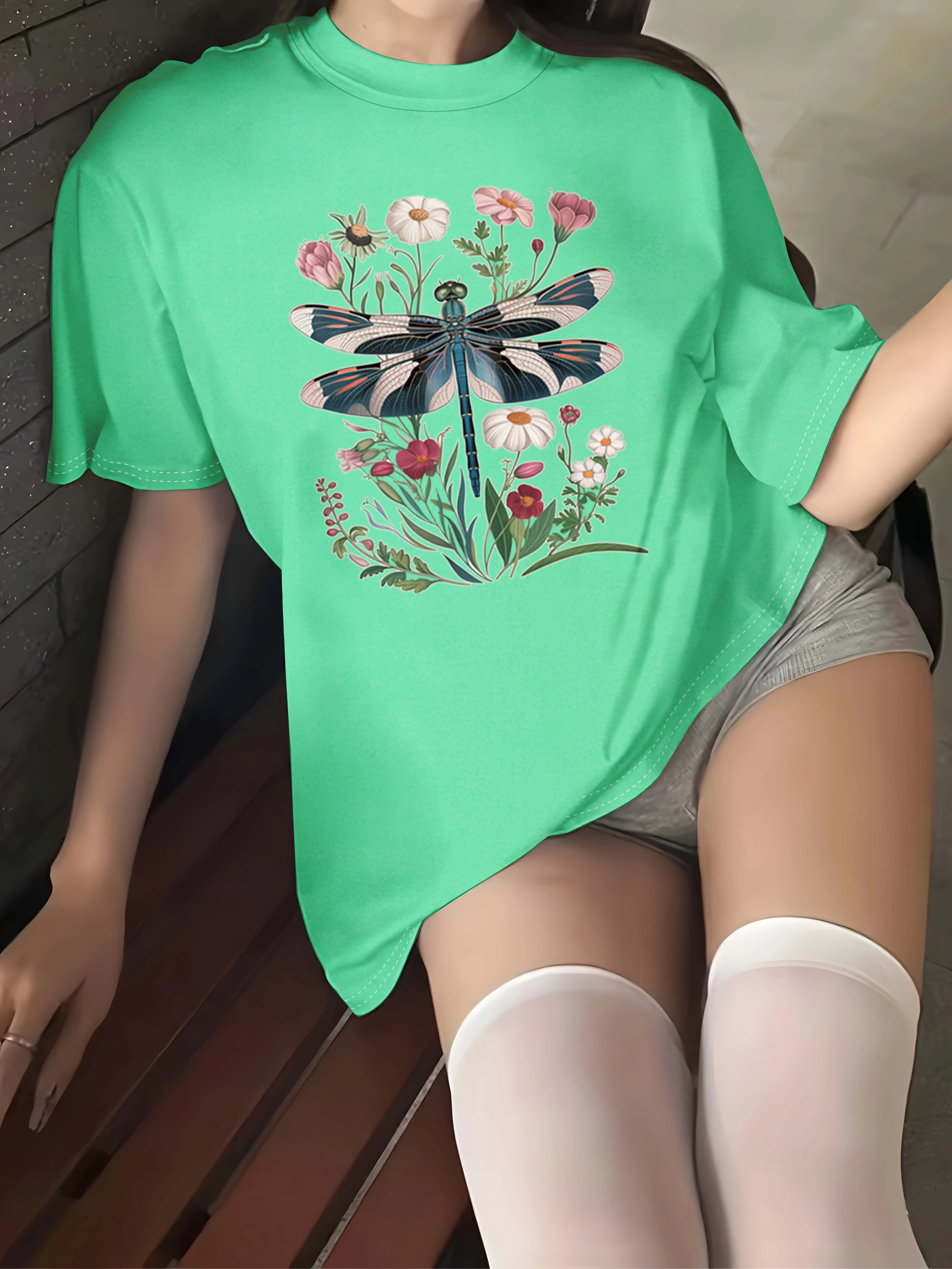 

Изящная модная одежда больших размеров с художественной стрекозой и цветочным объятиями природы