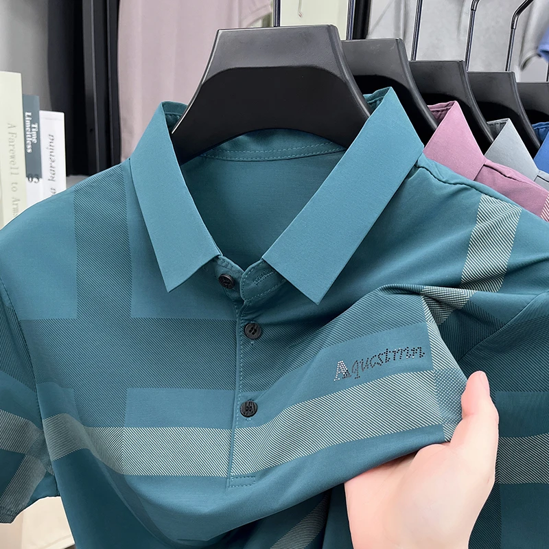Herrenmode Geometrisch bedrucktes Polohemd aus weichem, atmungsaktivem Stoff mit Brustlogo, Kurzarm, für Business. – Detail 5