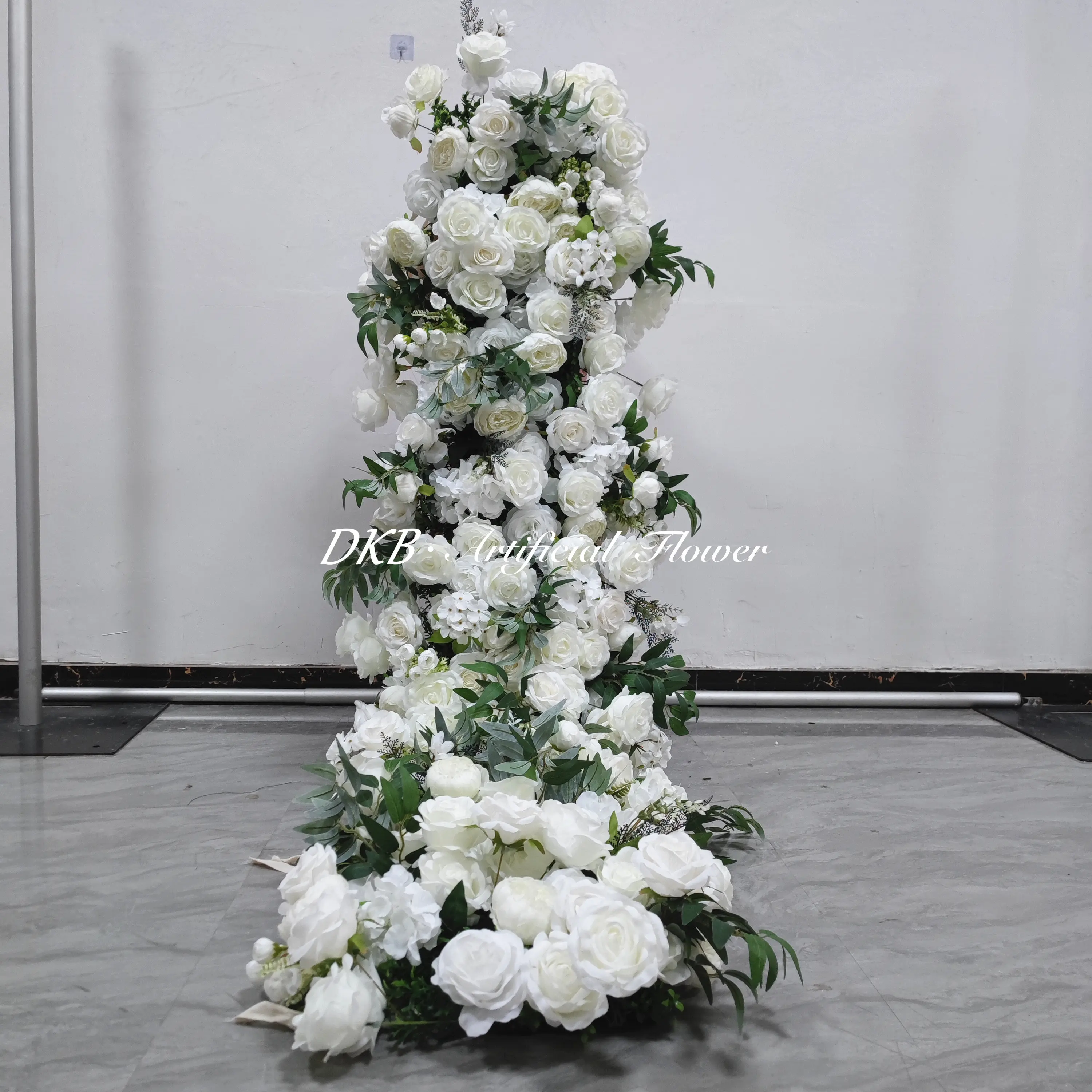 

Customized Fabric Based Artificial Flower Decorations with High Quality White Roses for Indoor and Outdoor Wedding Decorations