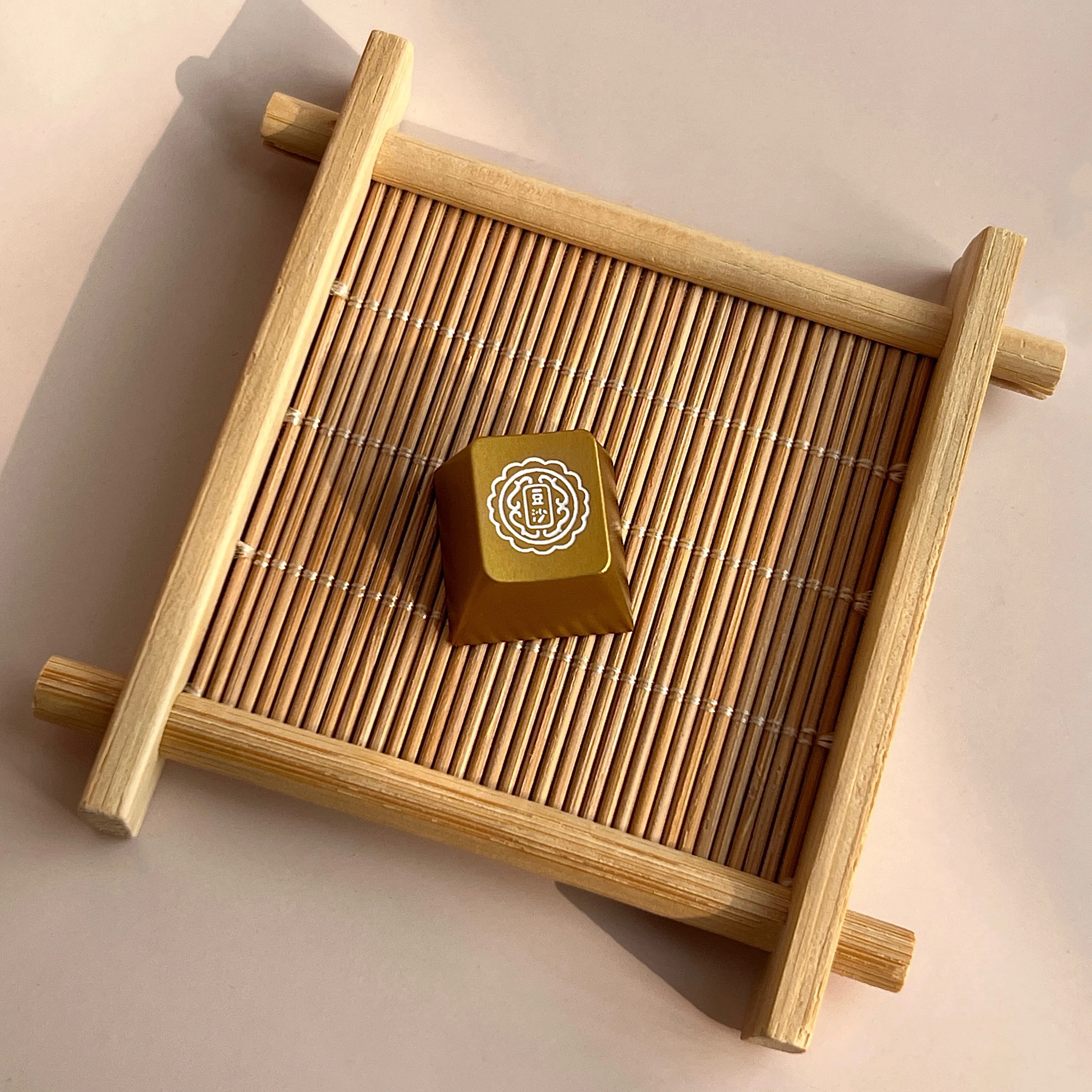 

Mid-Autumn Festival bean paste moon cake, simple personality ESC aluminum alloy keycap CNC keycap, original R4 mechanical keyboa