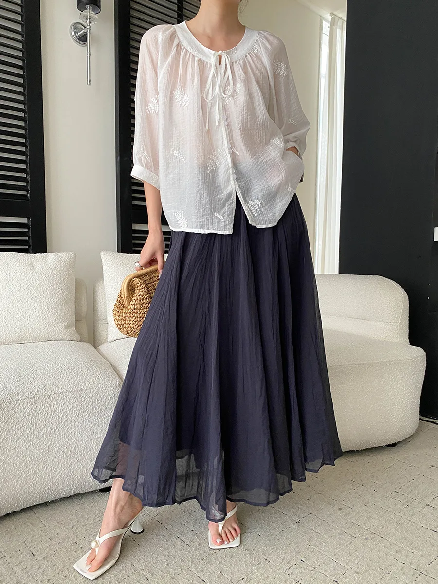 Sommerliches Damen-Shirt in unifarbenem Design mit aufwendiger Stickerei, Rundhalsausschnitt, Schnürung, lockerer Passform und leicht transparentem Stoff. – Detail 16