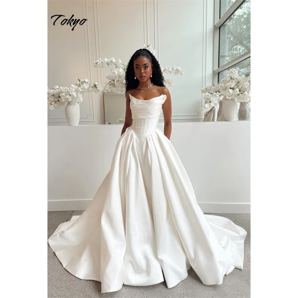 Vestido de novia de corte en A blanco personalizado de Tokio, sin tirantes, sin mangas, con abertura lateral alta, elegante velo de novia con cola de corte