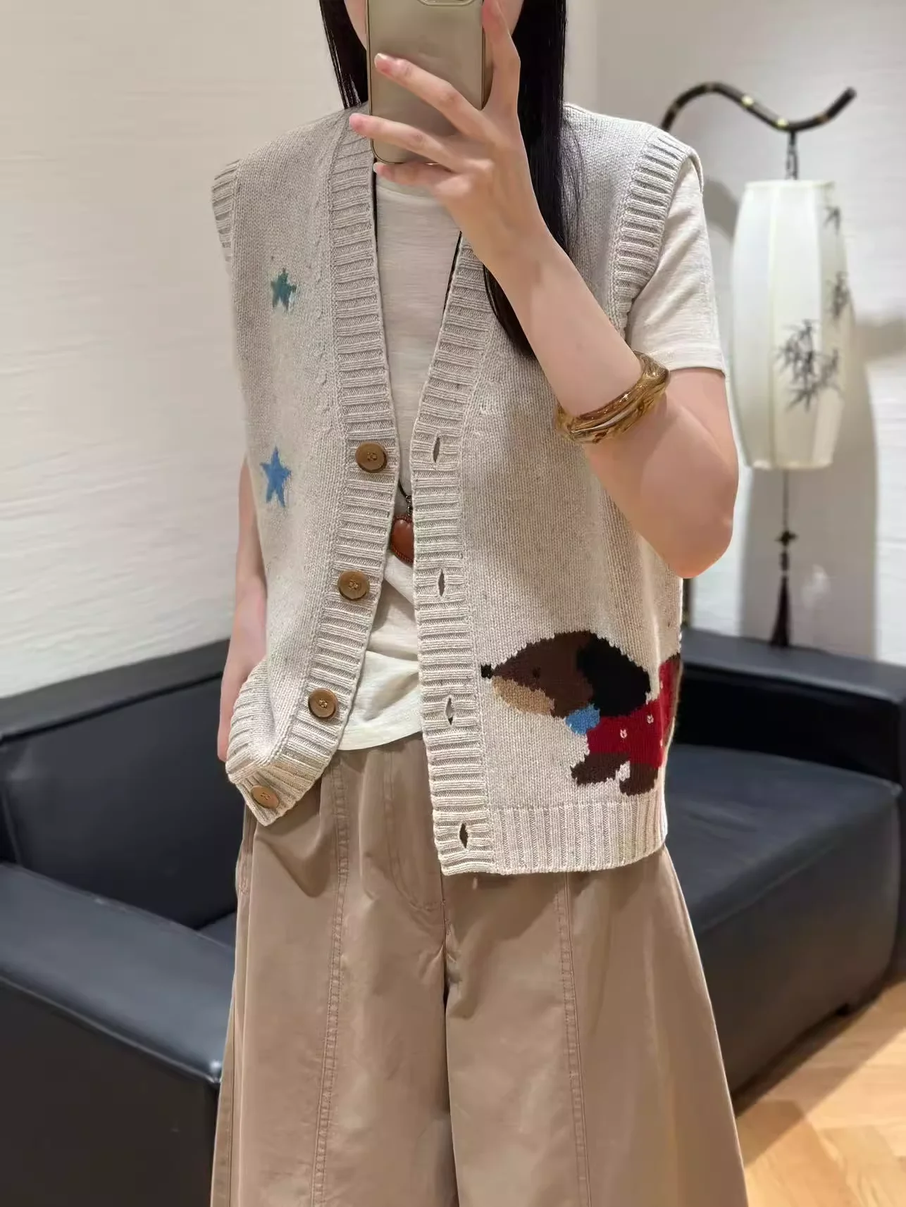 

100% pure cashmere vest for women, high-end, cute and beautiful. Layering sleeveless waistcoat, V-neck knitted cardigan