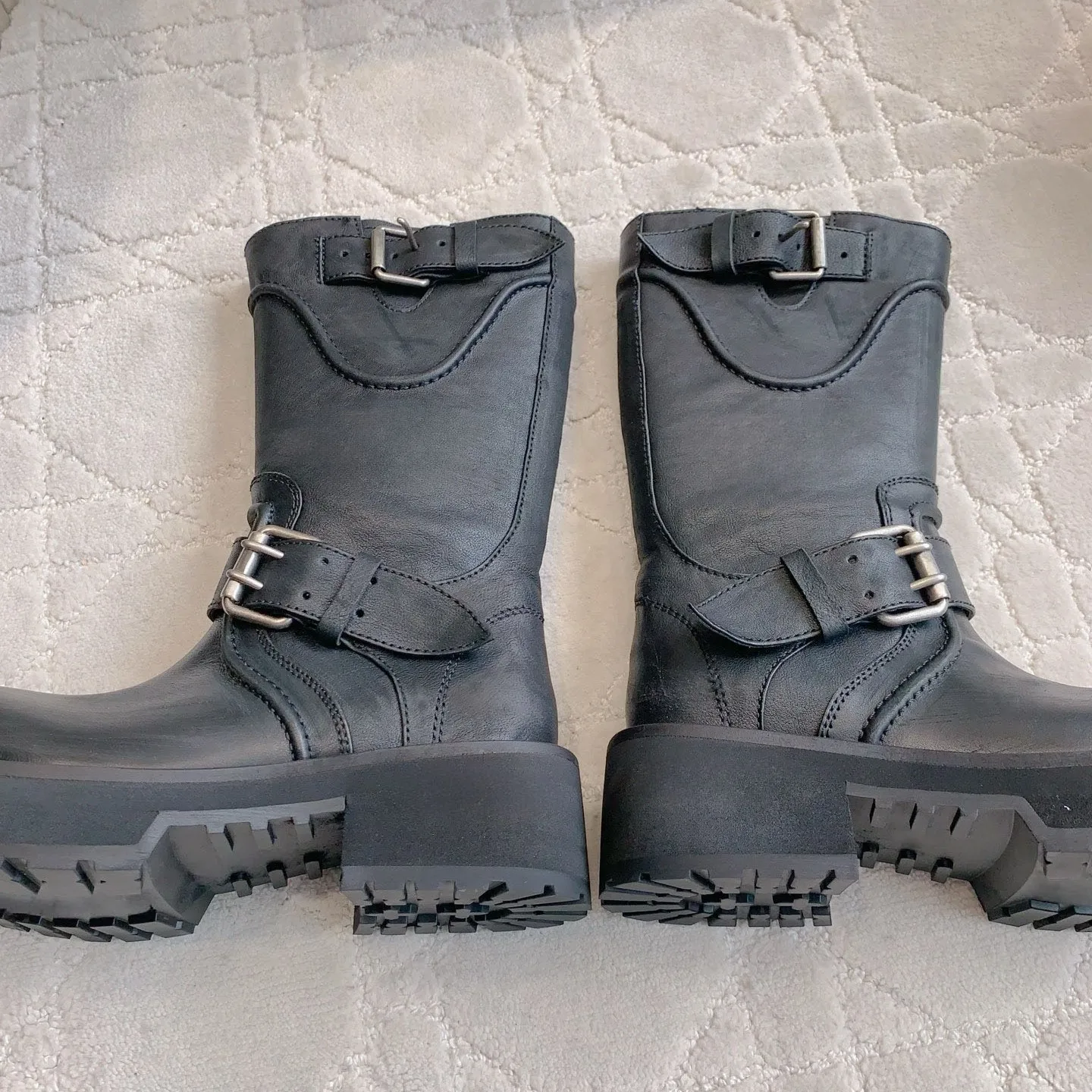 أحذية نسائية قصيرة بتصميم قابل للطي وإبزيم معدني من جلد البقر العلوي/البطانة، نعل خارجي مصبوب ملابس الشارع/تي شيرت/سراويل العمل