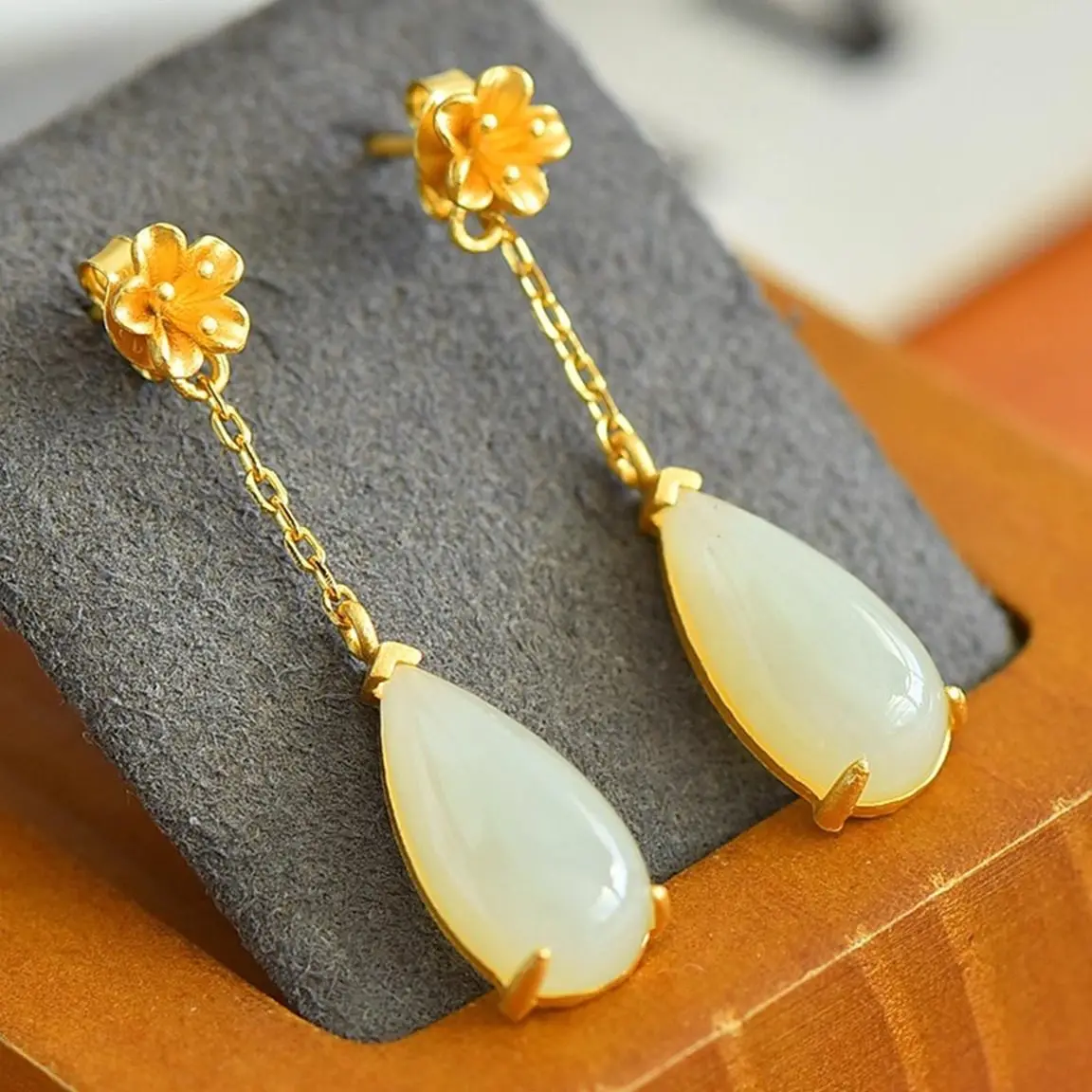

Natural Hetian jade water drop earrings women's sterling silver stud earrings small and exquisite daily antique jade earrings
