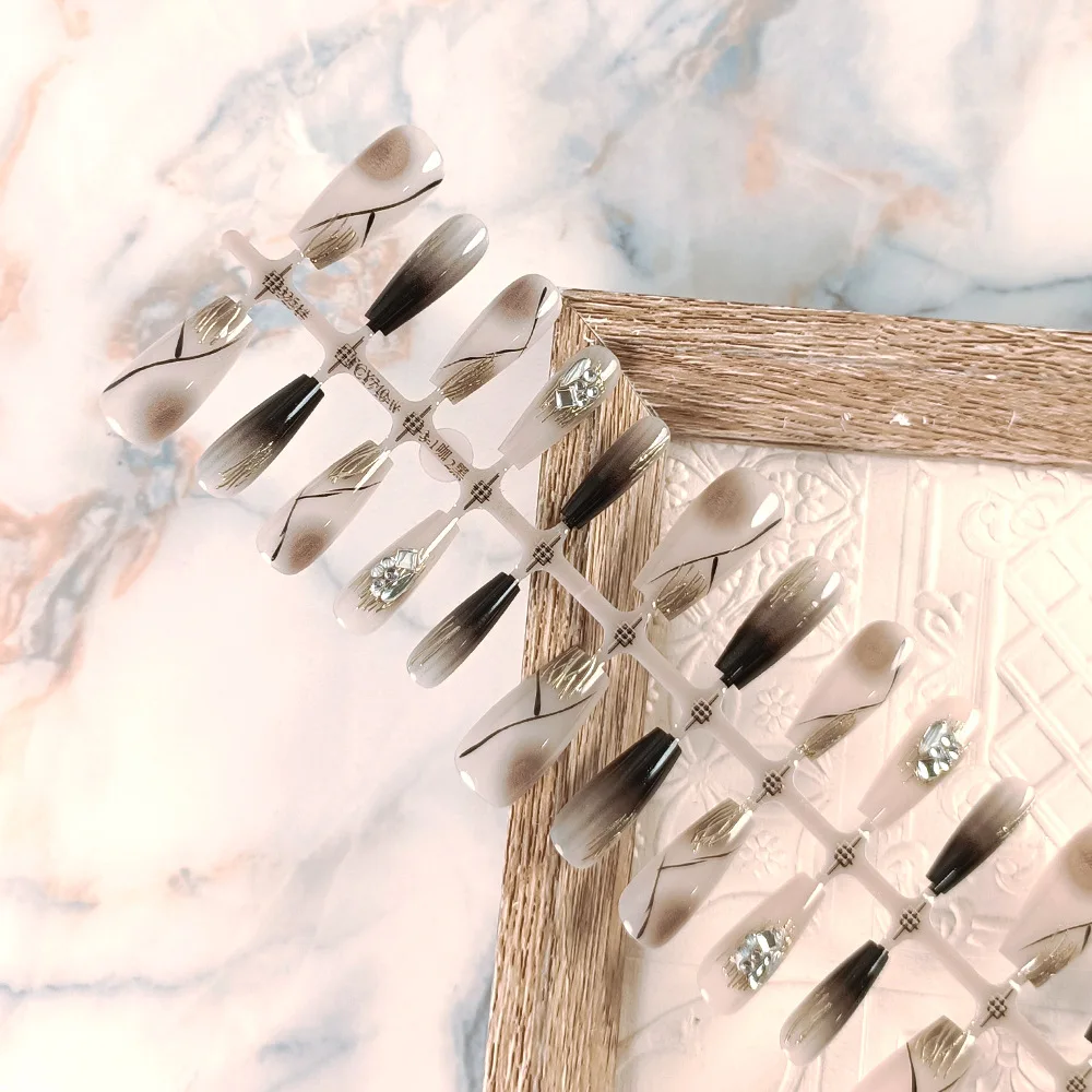 

Новинка 2026: Готовые накладные ногти в стиле минималистичной чернильной живописи с градиентом и стразами омбре