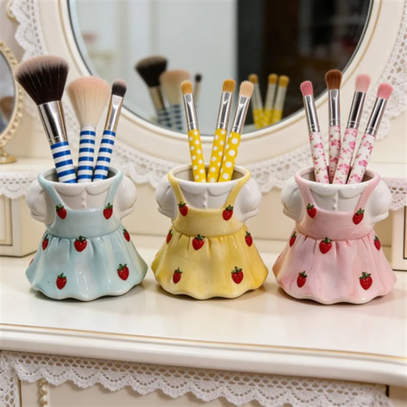 

Скандинавский керамический органайзер для кистей для макияжа в форме клубники, подставка для ручек, украшение для спальни и офиса, держатель для ювелирных изделий и колец
