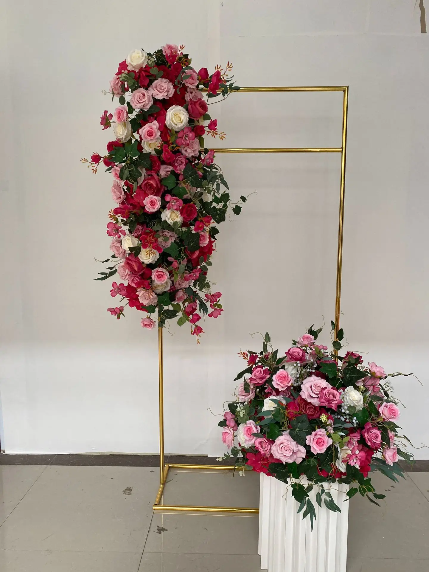 Großhandel Künstliche Blumenkugel Blumenreihe Eisenbogen Blumendekoration Hochzeitstisch Geometrischer Rahmen Kunstblumen Event-Zubehör – Detail 9