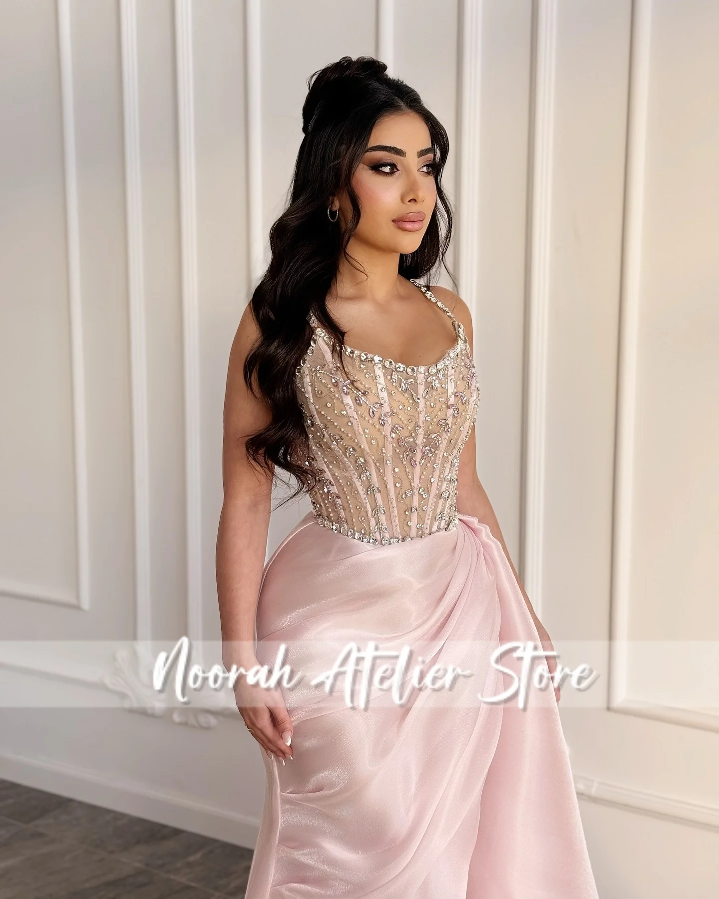 Nuevos Vestidos de Noche de lujo con cuello Halter y cuentas de color rosa brillante para mujer, vestido de novia plisado con abertura, Vestidos largos de Arabia Saudita personalizados