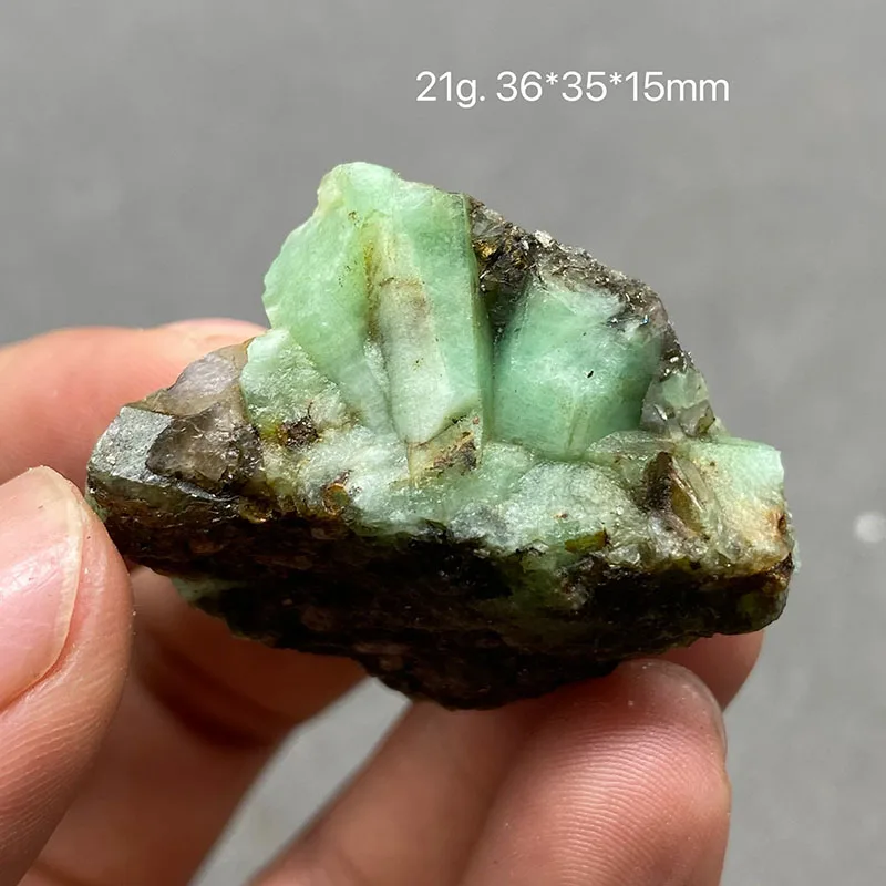 100% Natural green emerald mineral gem-grade crystal specimens stones and crystals quartz crystals