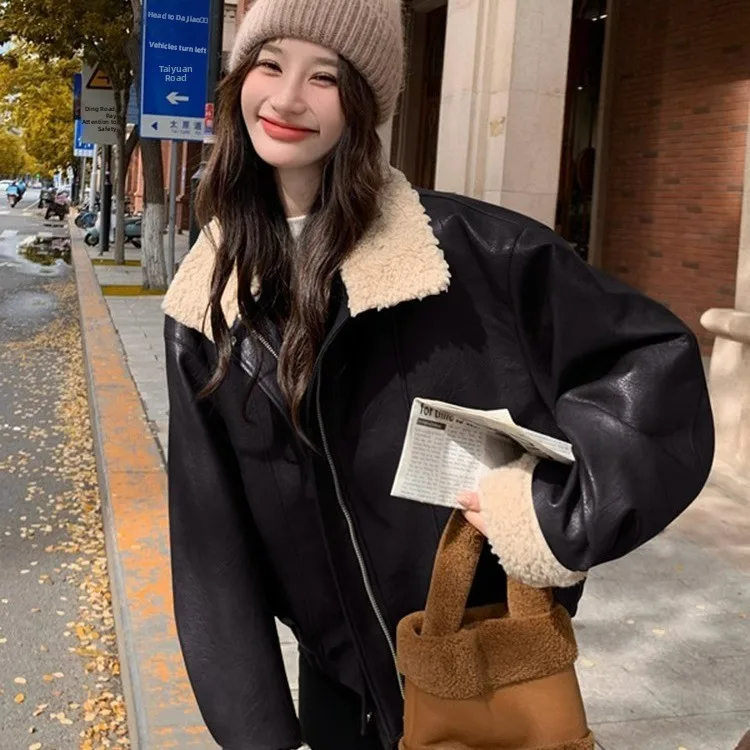 เสื้อโค้ทหนังแท้สไตล์อเมริกันย้อนยุคสีน้ำตาลสำหรับผู้หญิง ตกแต่งด้วยขนแกะอุ่นสบาย ผสมผสานหนัง PU ด้านนอก