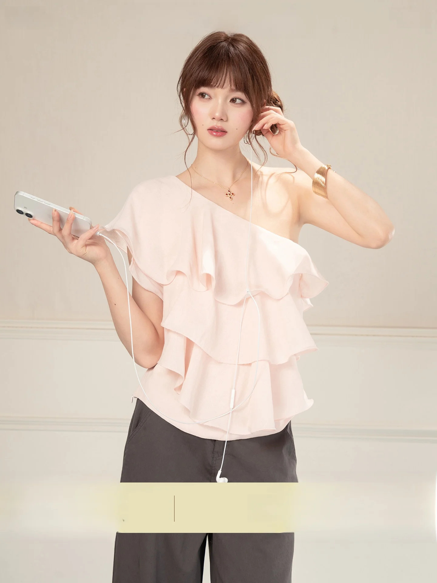 

Heynew Pure Desire Multi-layer Lace Trim Shoulder Female Summer Unique Beautiful Exposure Shoulder Top Asymmetrical Shoulder ...