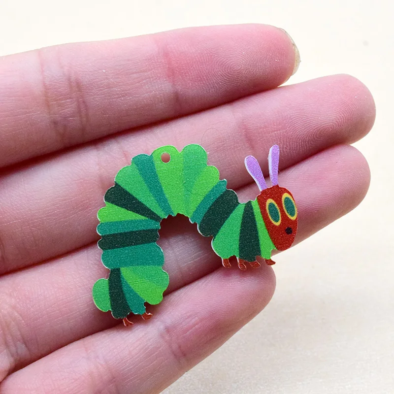 10 pezzi Kawaii Hungry Strawberry Bug Caterpillar ciondoli in acrilico per orecchini che fanno forniture ciondolo Anime carino per gioielli fai da te