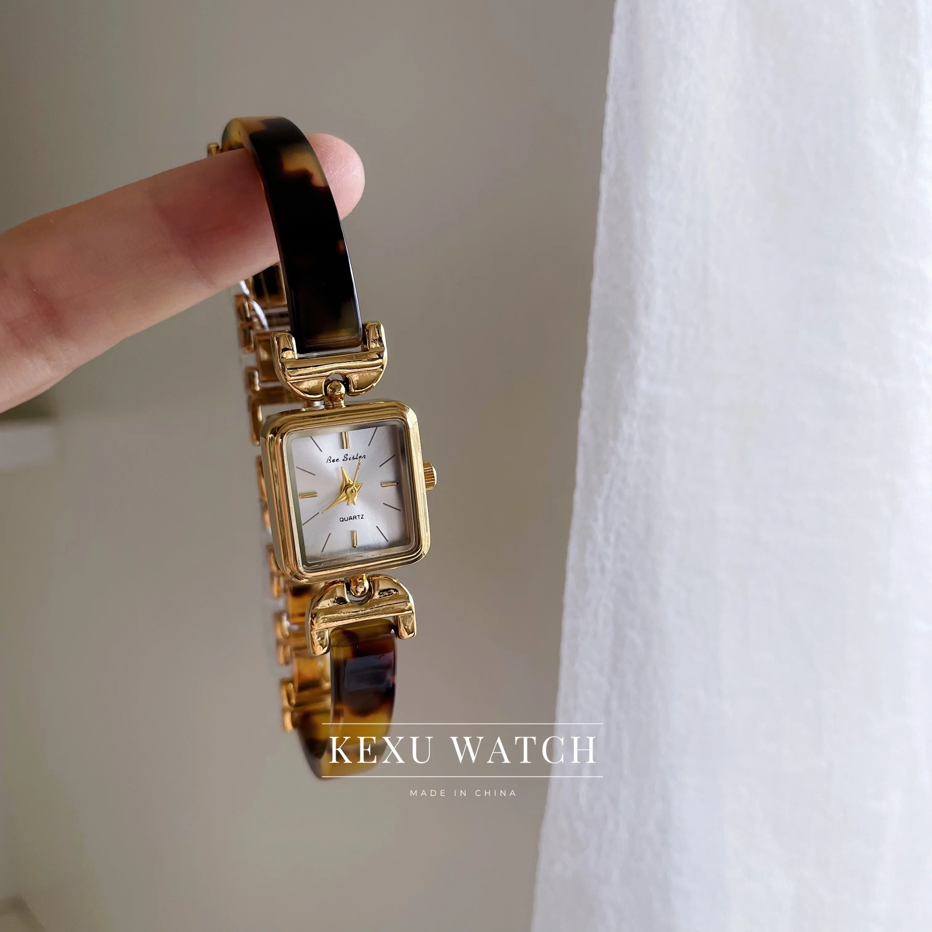 

Часы BS, элегантные женские часы с белым циферблатом и золотым прямоугольным циферблатом, изящный коричневый акриловый браслет, женские часы