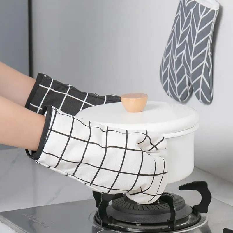 1pc Heat Resistant Kitchen Glove Insulated Thickened Oven Glove for Grilling Baking and Microwave Use