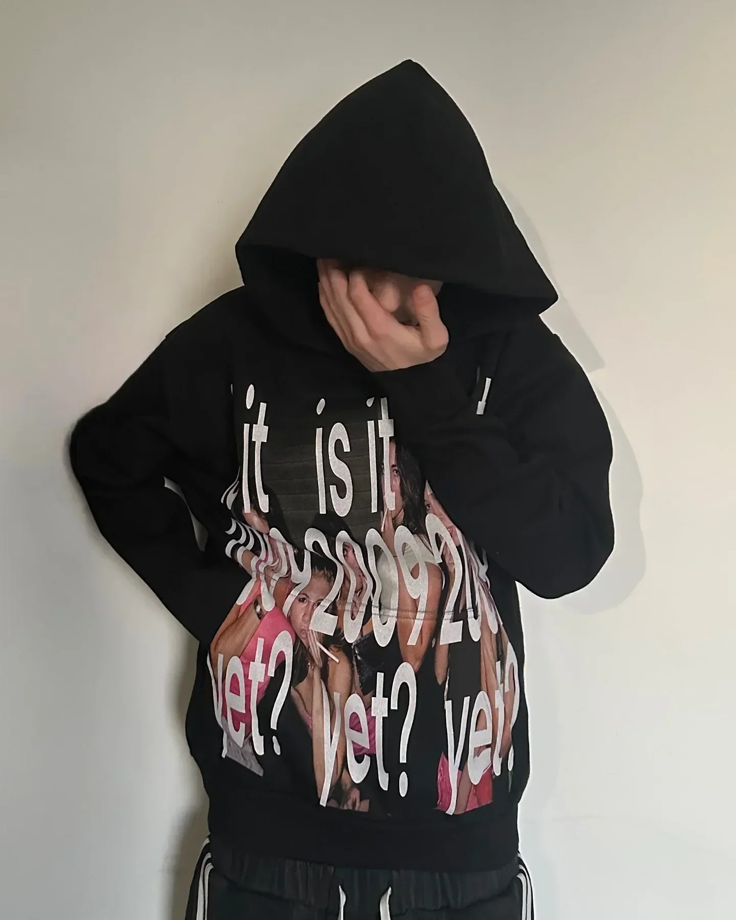 Damen-Kapuzenpullover im Dark-Style, schwarz, mit Hutkrempe, Lippen-Porträt-Print, lockerer Schnitt, überschnittenen Schultern, Kängurutasche, Pullover-Sweatshirt – Detail 12