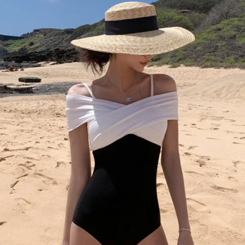 Цельный купальник с открытой спиной