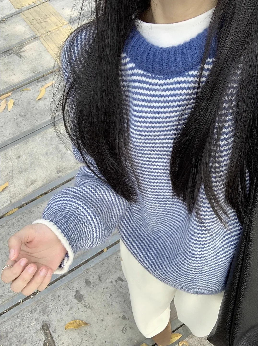 

Мягкий утепленный вязаный свитер женский зимний новый, облегающий полосатый топ, универсальный свободный крой, с вставками на плечах, длинный рукав