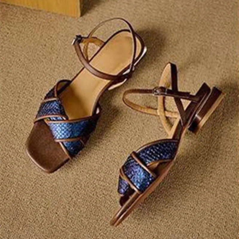 

Кожаные босоножки на низком каблуке с синей змеиной текстурой в стиле ретро, женская мода, дизайнерская обувь с квадратным носком и пряжкой на щиколотке, пикантная пляжная обувь с открытым носком