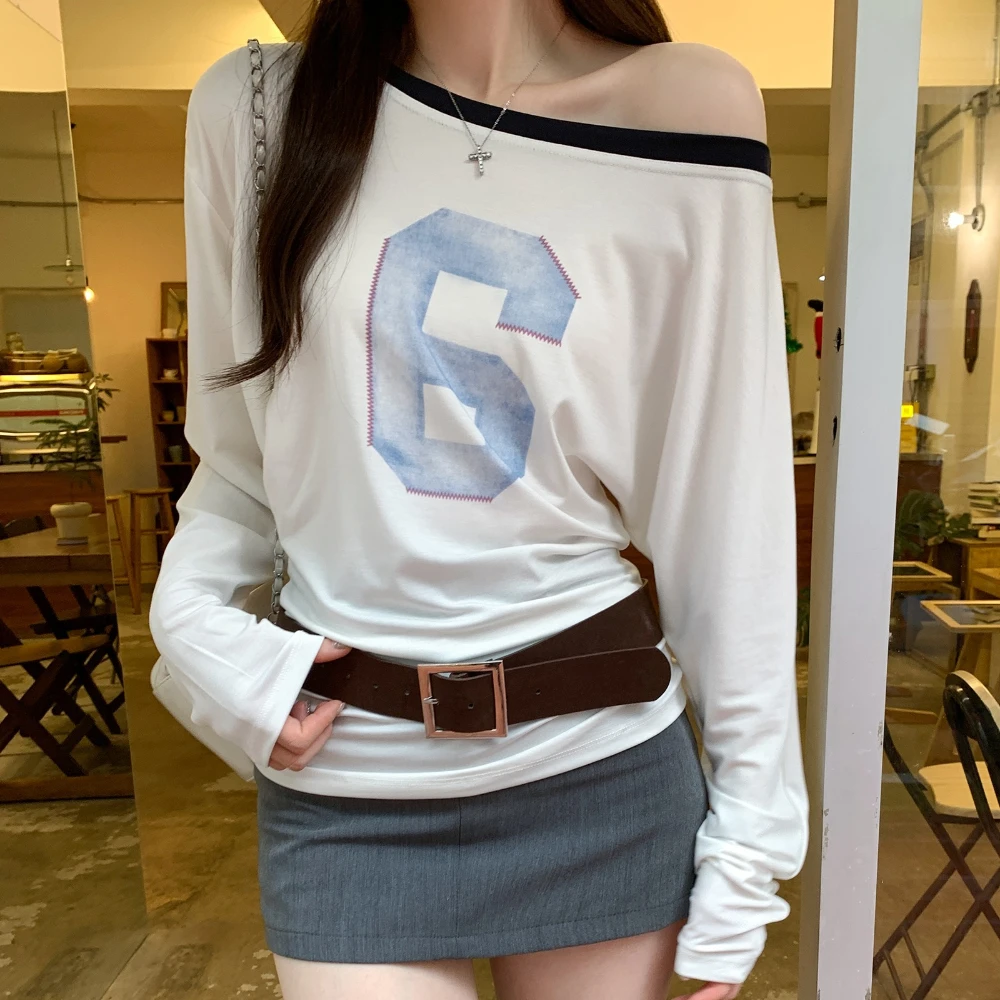 

Весенне-осенние женские футболки с открытыми плечами и принтом букв, новинка 2025 года, корейский повседневный трикотаж со свободным низом и длинными рукавами, женские топы