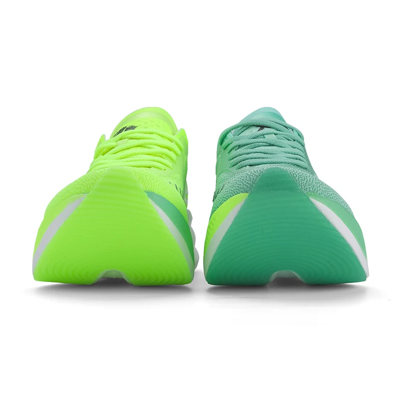 รองเท้าวิ่งมาราธอนสำหรับผู้ชาย รุ่น IRUNSVAN 025 ผลิตจากไนลอนและคาร์บอน แผ่นรองรับแรงกระแทก ให้ความมั่นคงและรองรับการแข่งขัน