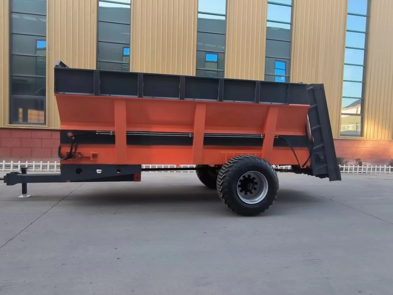 Farm Trailers High Fully Automatic Dual-Use Wet/Dry Fertilizer Spreader Towable Multi-Functional Gearbox Manure-Spreading