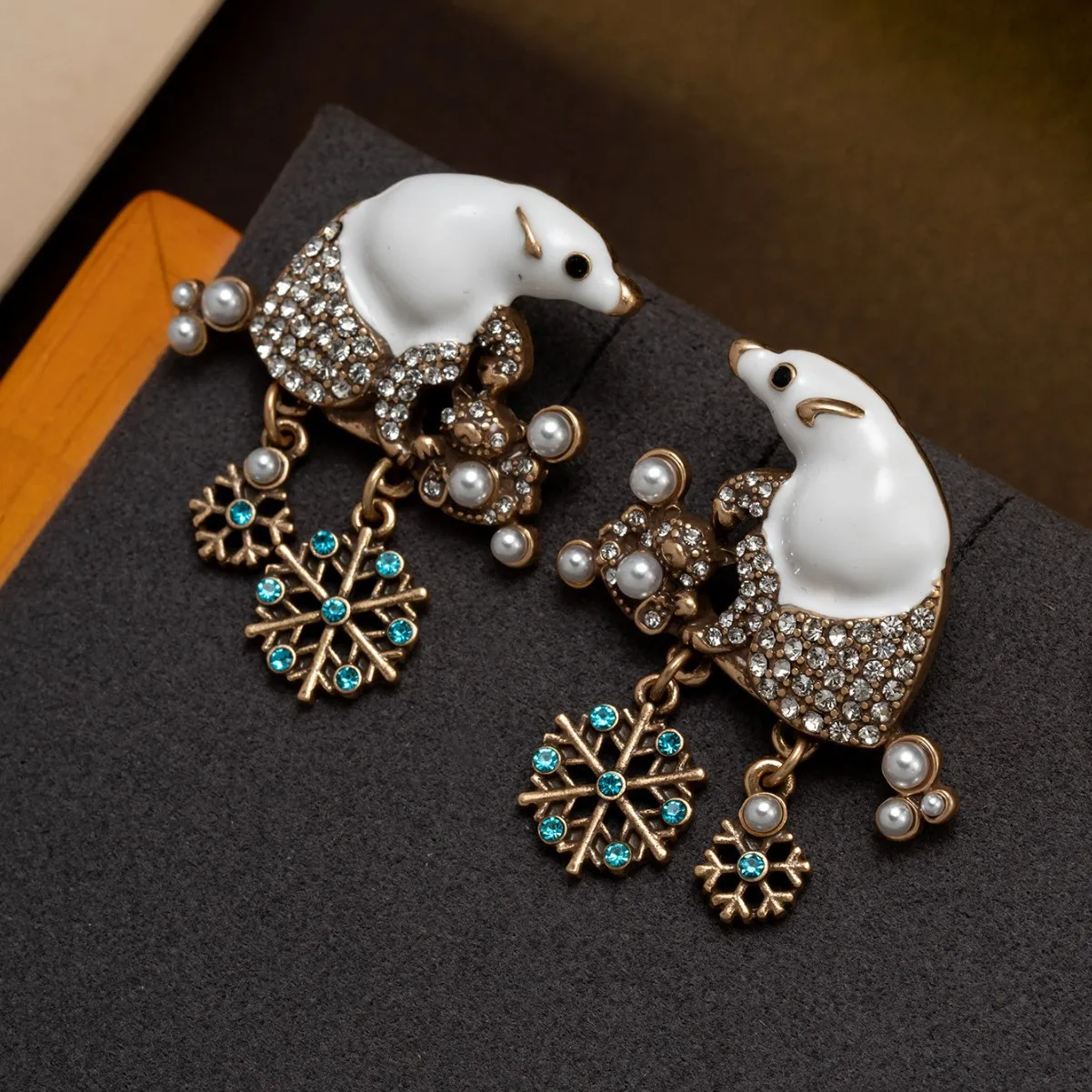 Medieval Vintage White Enamel Small Animal Snow Flake Tassel Earrings Personalized Childlike Earrings Inlaid with Rhinestone
