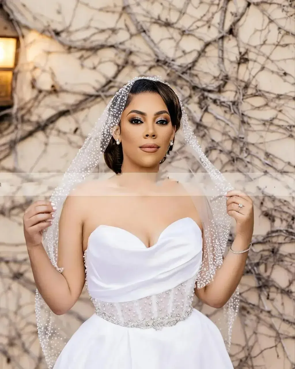 ชุดแต่งงานทรงเอไลน์แบบซีทรูประดับลูกปัดปี 2025 แบบสั่งตัดได้ ชุดเจ้าสาวแบบหวาน ผ้าซาติน สไตล์สวน แอฟริกัน