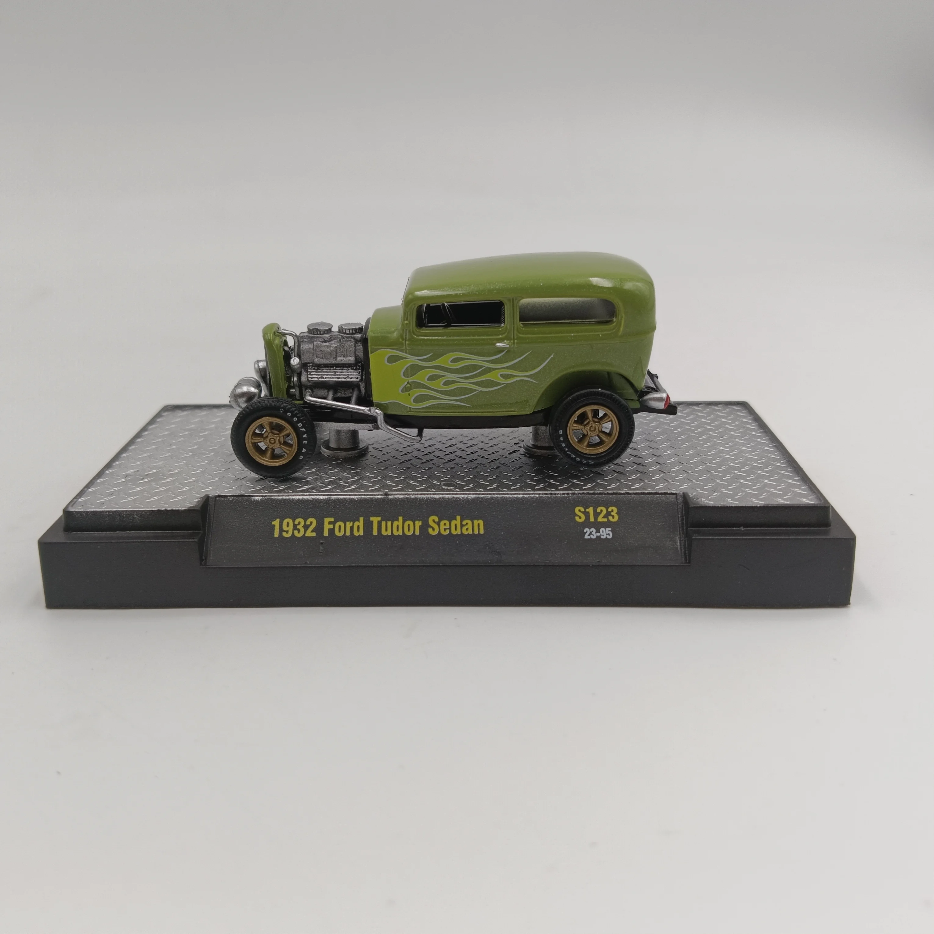 M2 machines 1/64 1932 Ford Tudor Sedan green Die-cast alloy car model collection display child gift