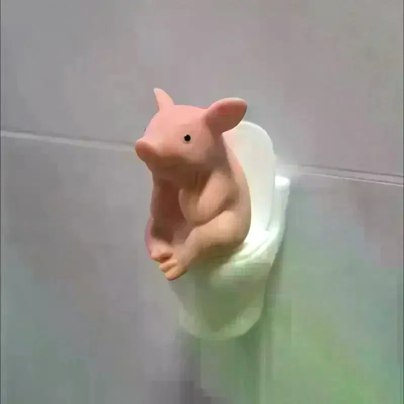 /TPz/Pig Sitting On Toilet — Pvc Bathroom Statue, Tabletop Or Wall-Mount Decor — Father's Day Gift For Home & Office 1PC Cute