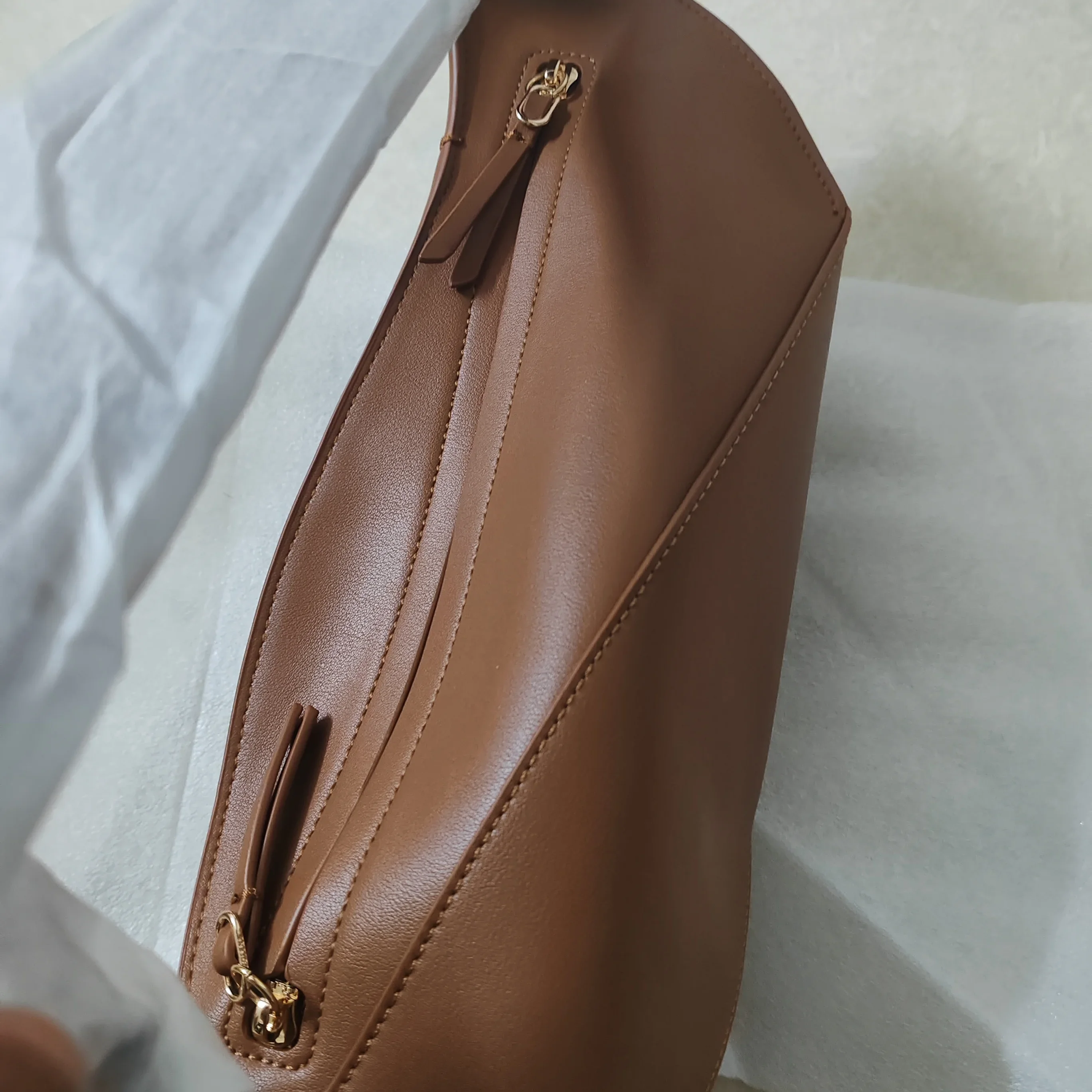 New Custom Niche Storage Bag Smooth Cow Leather Pillow Shaped Travel Shoulder Bag Large Capacity