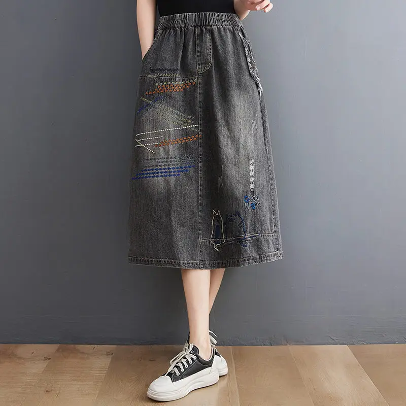 2025 Spring Summer Women\'s Embroidery Washed Denim Skirt Elastic Waist Vintage Jeans Loose Grinding White Hole Midi Saias H849