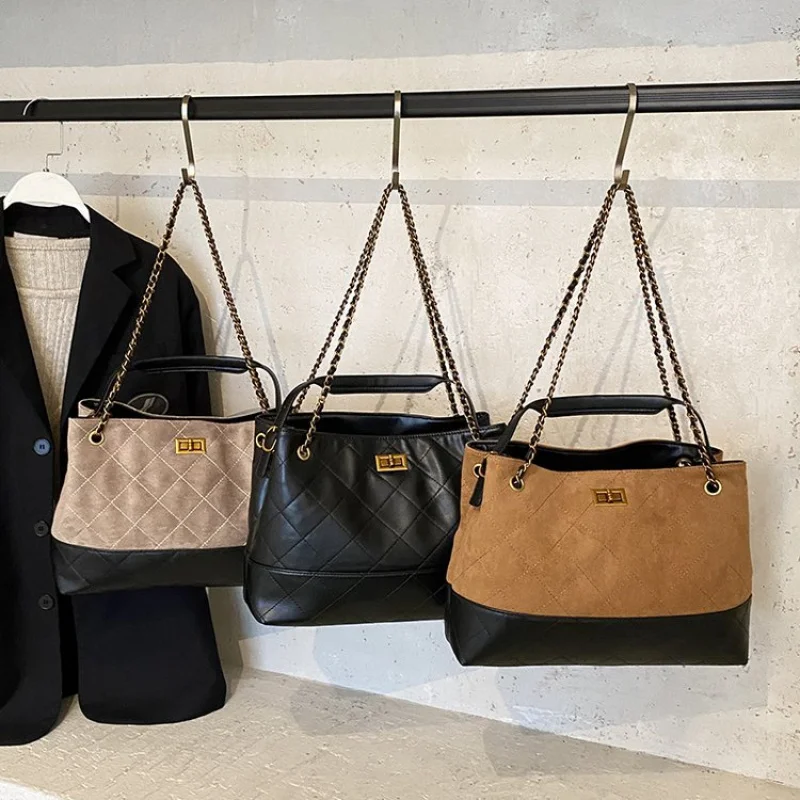 Damesschoudertas gemaakt van leer met adder-print Boasting Tirana High-End Vintage nette ruime look ​