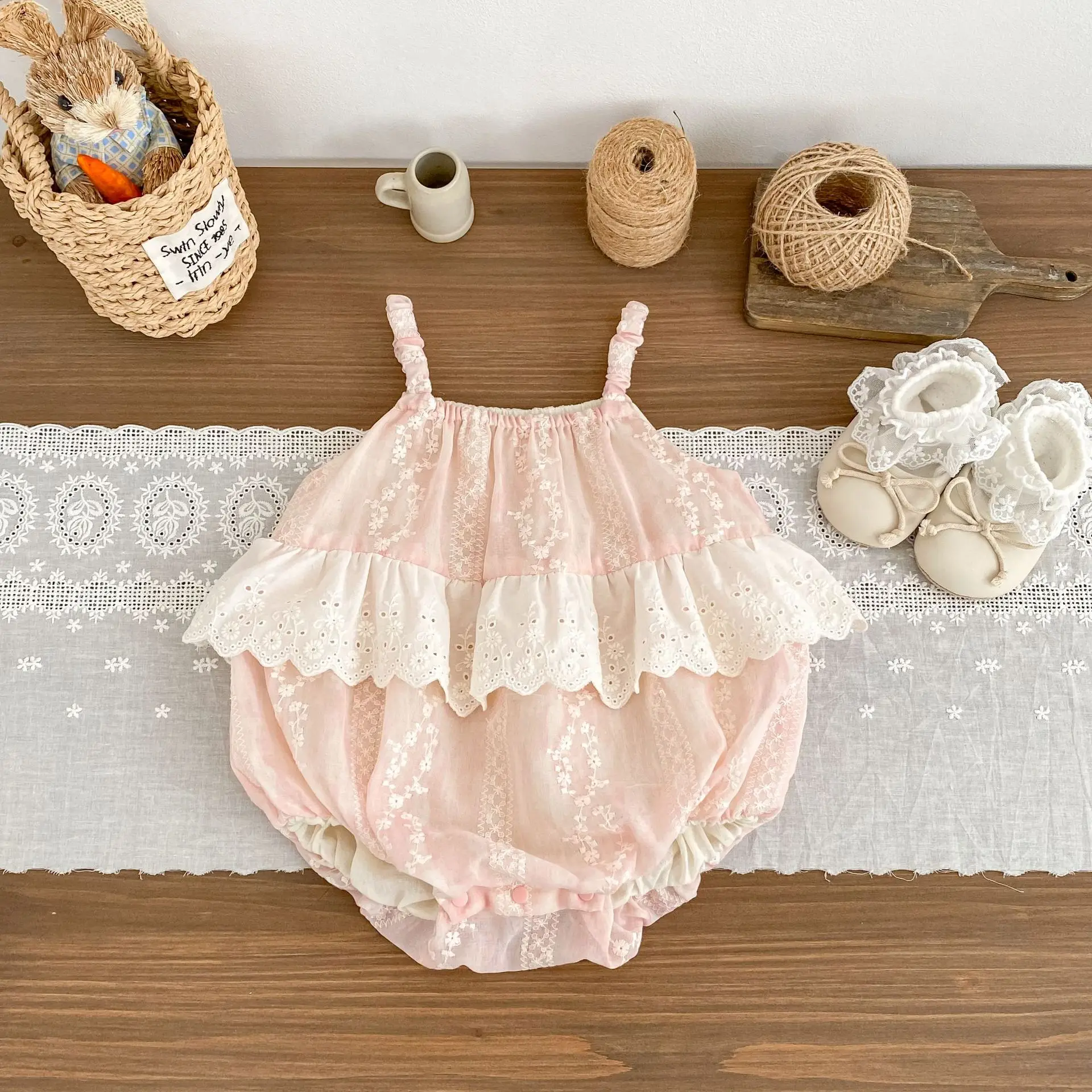 2026-夏新しい女の赤ちゃんレースフラワー刺繍スリングボディスーツ新生児かわいいプリンセスノースリーブジャンプスーツ幼児女の子服