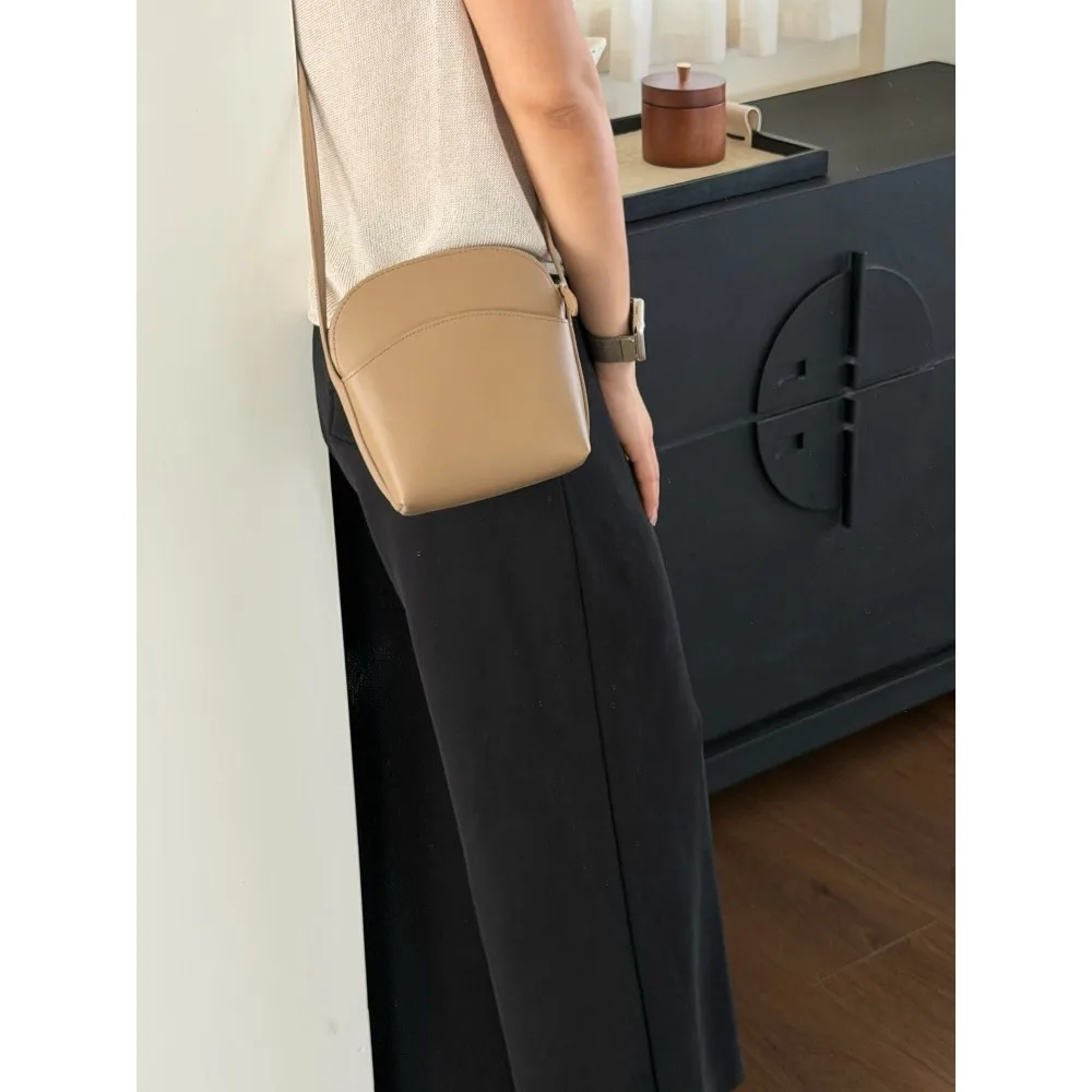 

Niche First-layer Cowhide Japanese Vertical Version Camera Messenger Unique Texture Fashionable Simple and Versatile High-end