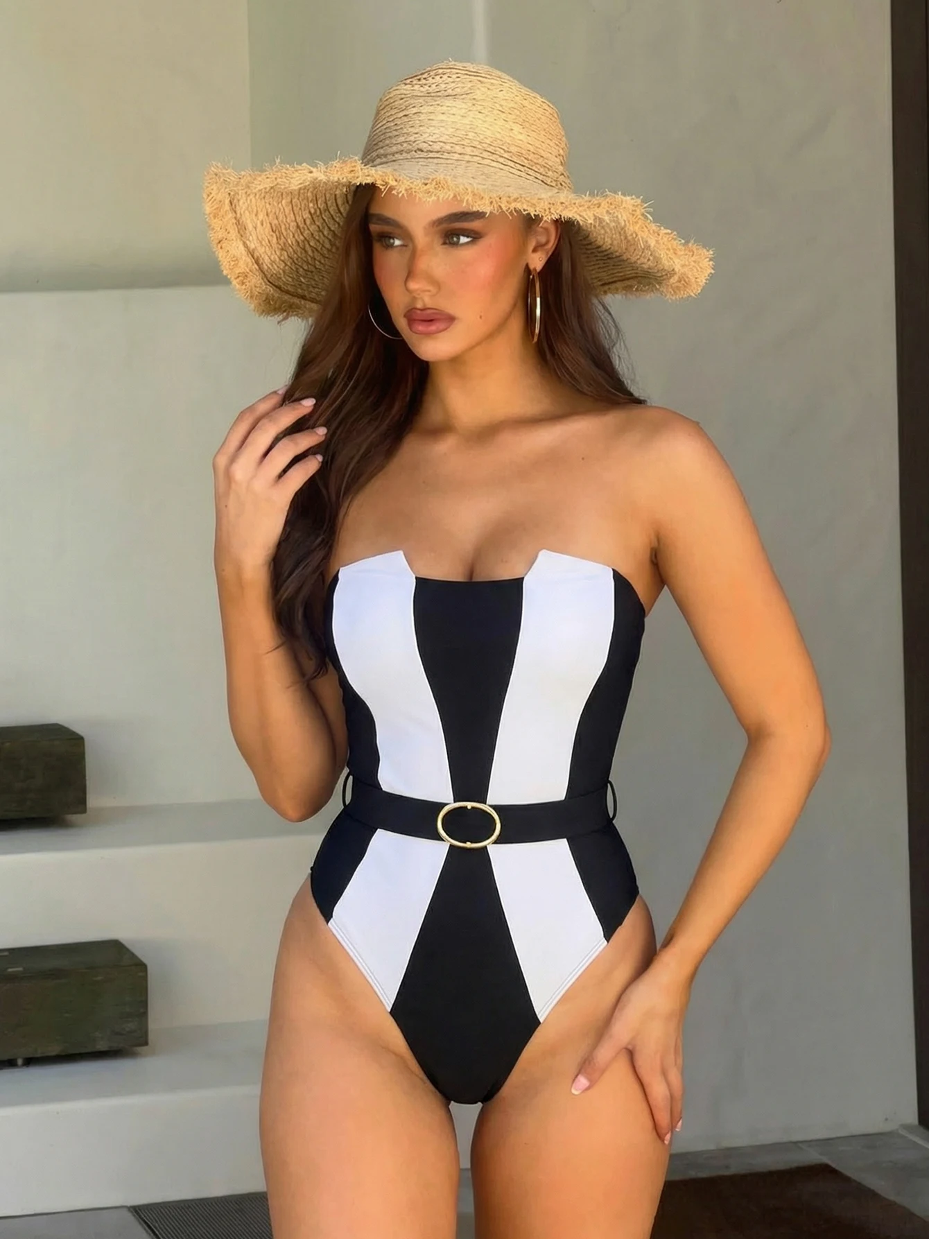 

2025 Elegant Black & White One-Piece Swimsuit – Geometric Panel Design with Belt Perfect for Beach Wear and Pool Partie