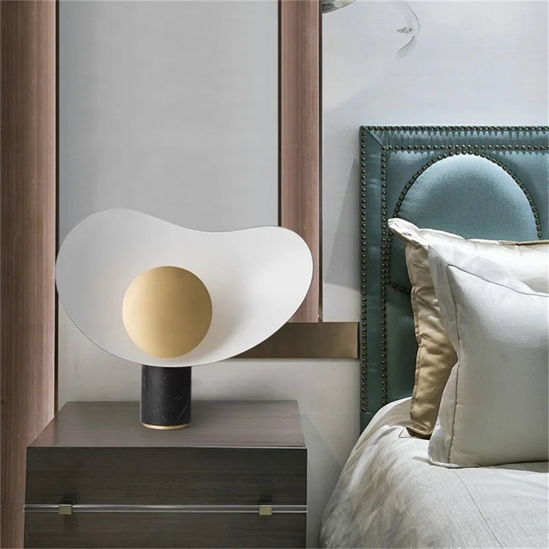 La lampada da tavolo creativa nordica contemporanea di aprile ha condotto la luce da scrivania in marmo per la decorazione della camera da letto di casa