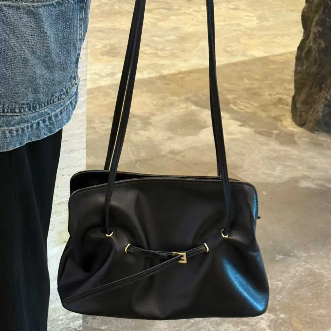 

Новинка 2024 года, пригородная сумка большой вместимости из овчины, высококачественная нишевая сумка для подмышек с пряжкой, женская сумка