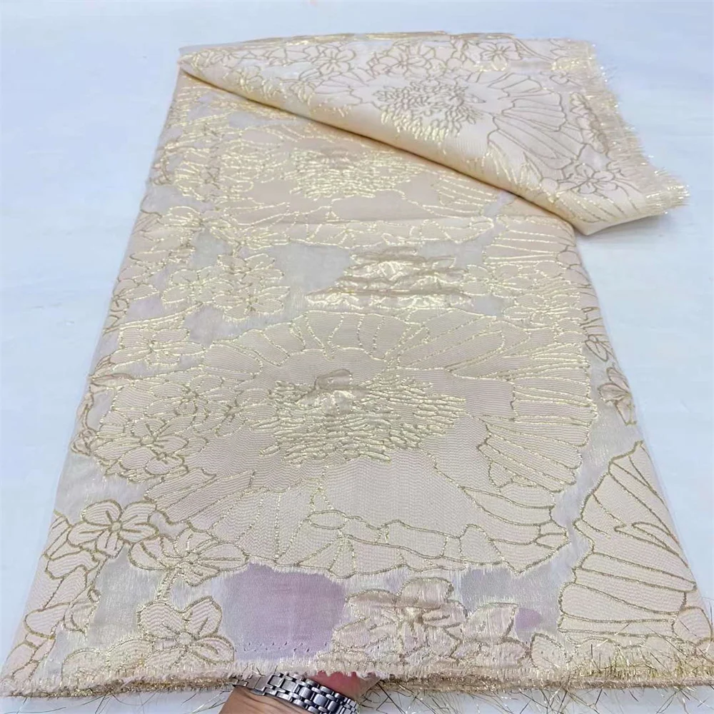 2024 nuovo tessuto di pizzo Jacquard tessuto di pizzo di cotone ricamato tessuto di pizzo africano di alta qualità abito da sposa nigeriano per le donne