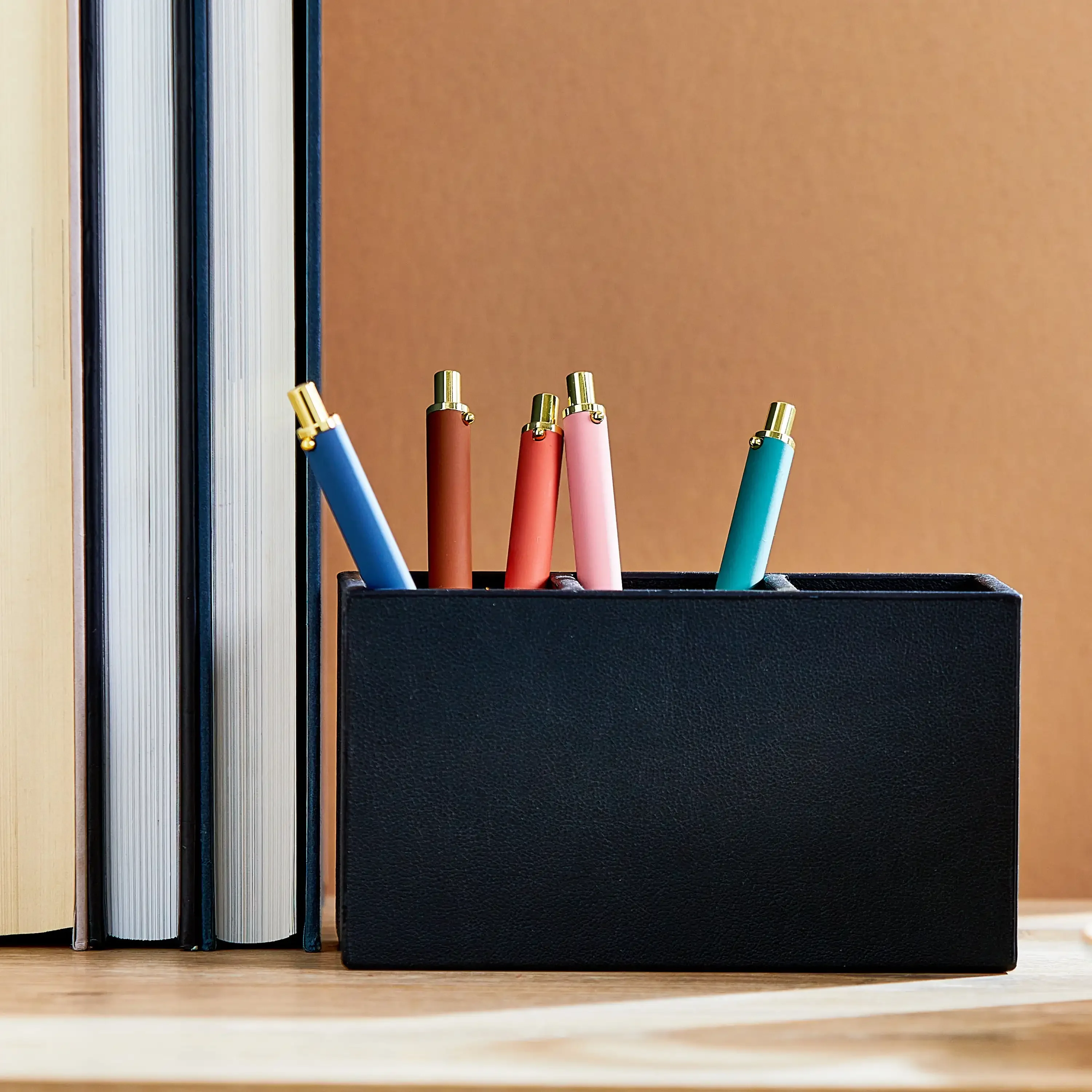 Copo de lápis de couro simulado Pen+Gear, 3 compartimentos, preto rico