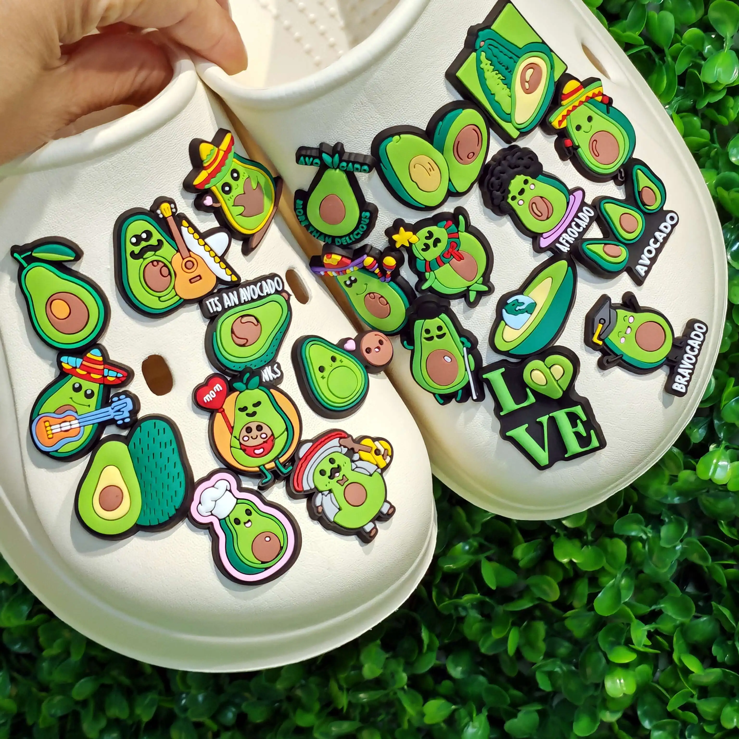 ใหม่ 1pcs การ์ตูนผลไม้ Avocado MOM Love กีตาร์ PVC รองเท้า Charms อุปกรณ์เสริมรองเท้าแตะตกแต่งเด็กวันเกิด