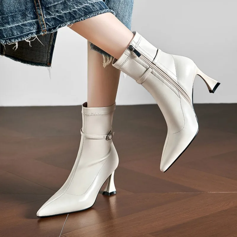 أنيقة حذاء من الجلد للنساء جديد 2025 شتاء الخريف أسود أبيض قصير التمهيد رقيقة الكعوب أحذية الحفلات سيدة