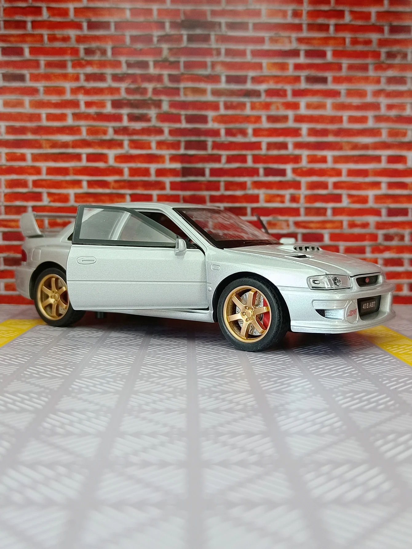 

1:32 Simulation alloy super-running children's toy car model pull back acousto-optic car can open the door boy gift