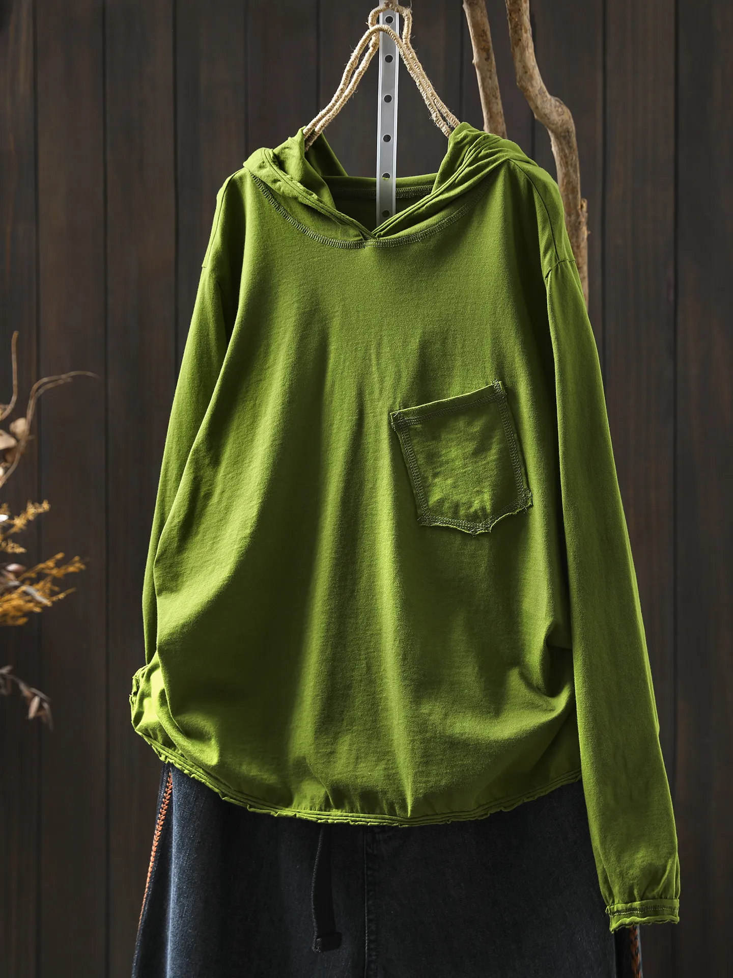 

Зеленая женская футболка с капюшоном и длинным рукавом, новинка осени 2026, модная минималистичная высококачественная однотонная простая свободная повседневная базовая модель