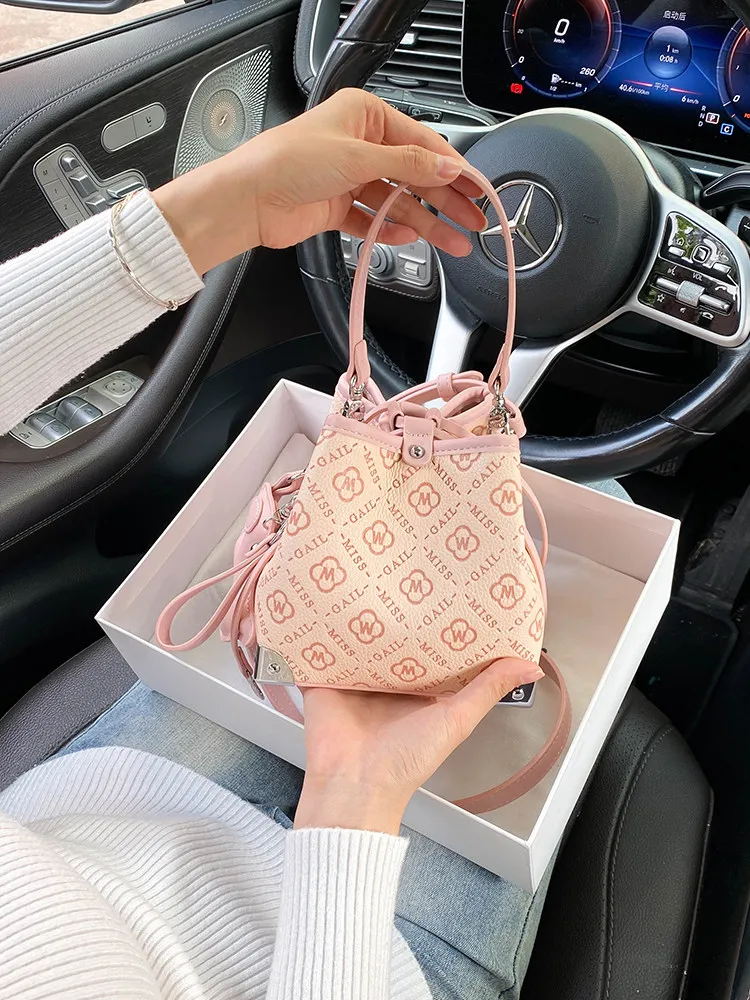 Sweet and Versatile Handheld Bucket Bag with Unique Flower Printing and Beautiful Pendant 2026 Women's New Fashion Crossbody Bag