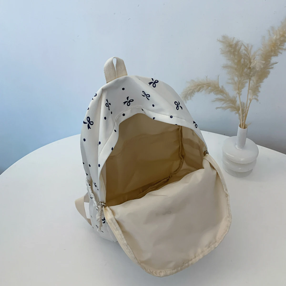 حقيبة ظهر لطيفة مطبوعة على شكل فيونكة للنساء مبطنة معززة بسعة كبيرة وحقيبة مدرسية متعددة الجيوب وأشرطة قابلة للتعديل للتنقل في الكلية