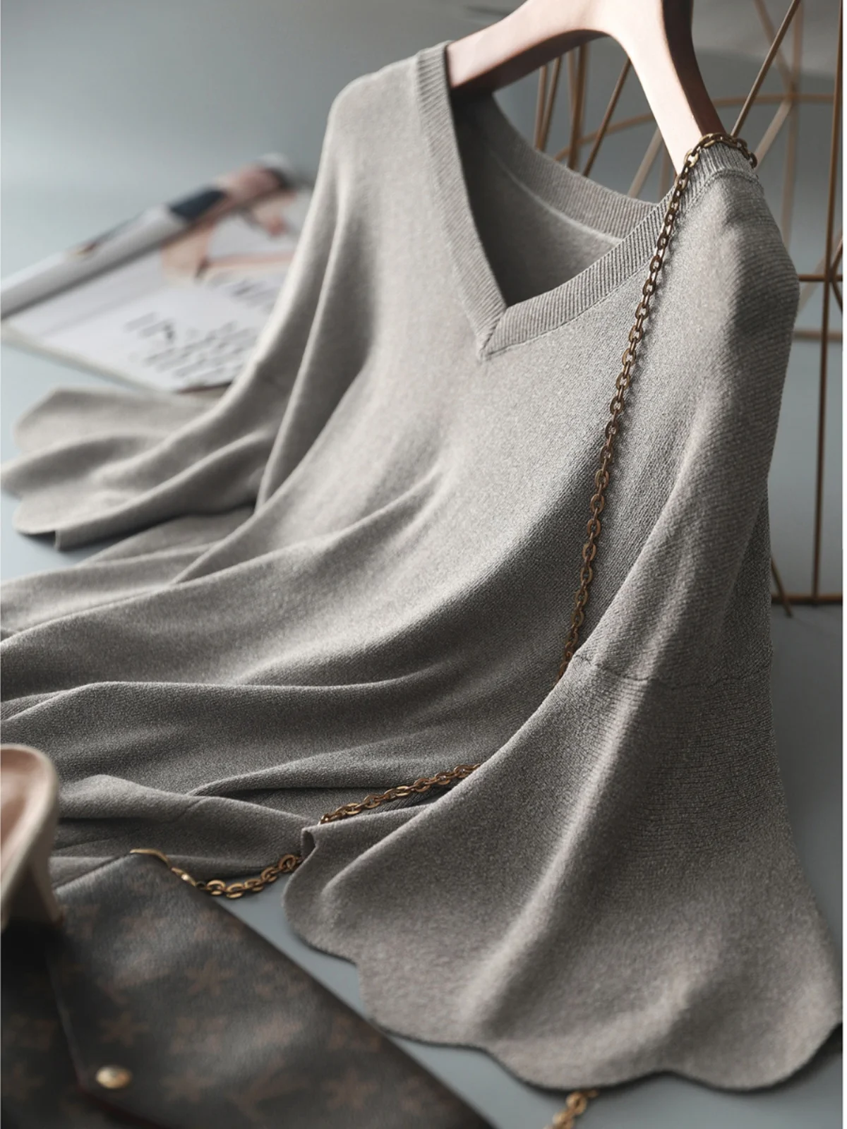 Вязаная футболка из ледяного шелка «летучая мышь» Летний модный дизайн Small Fraance Sle Свободный крой V-Ne Карточка длины пять четвертей...