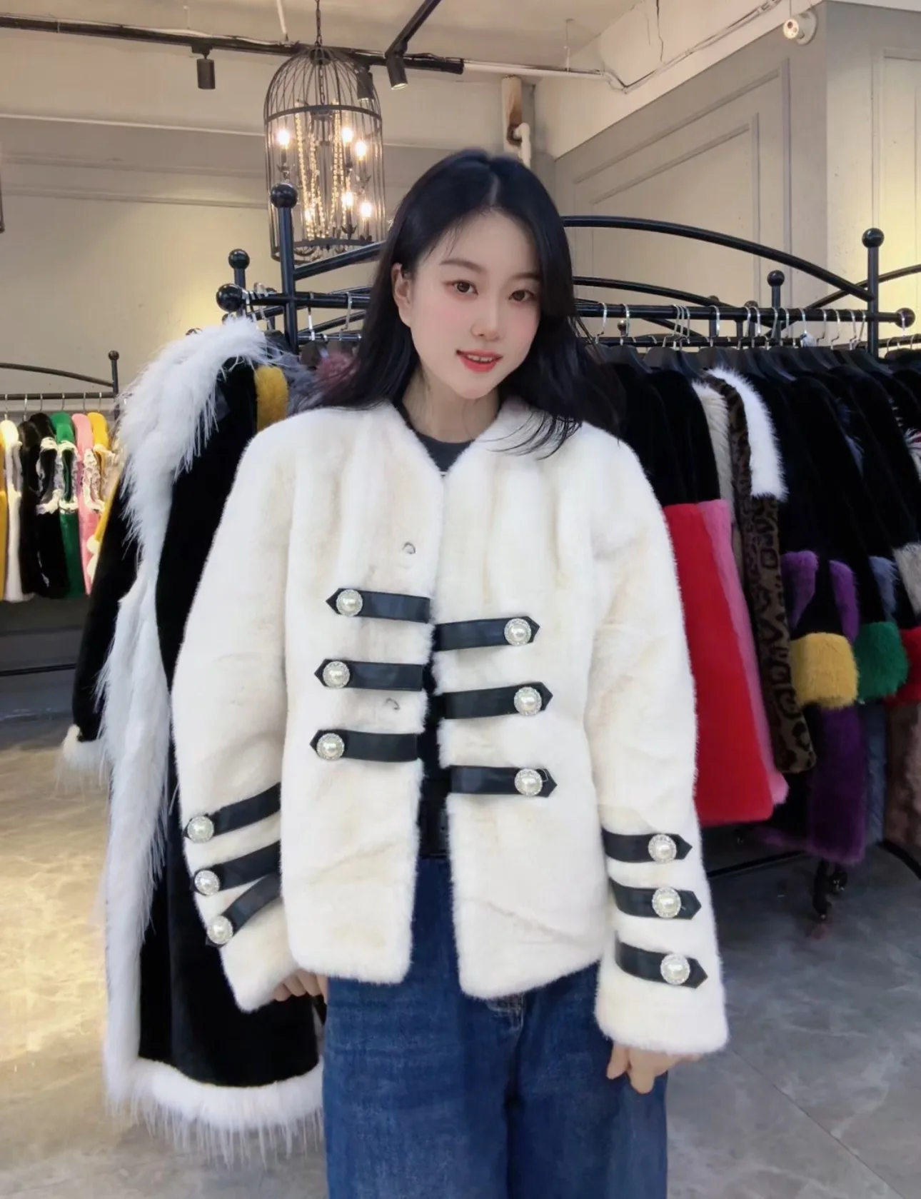 2025 겨울 신상 따뜻한 숏 퍼 코트 여성 궁전 스타일 패셔너블 우아한 진주 핑크 퍼 재킷 여성 의류