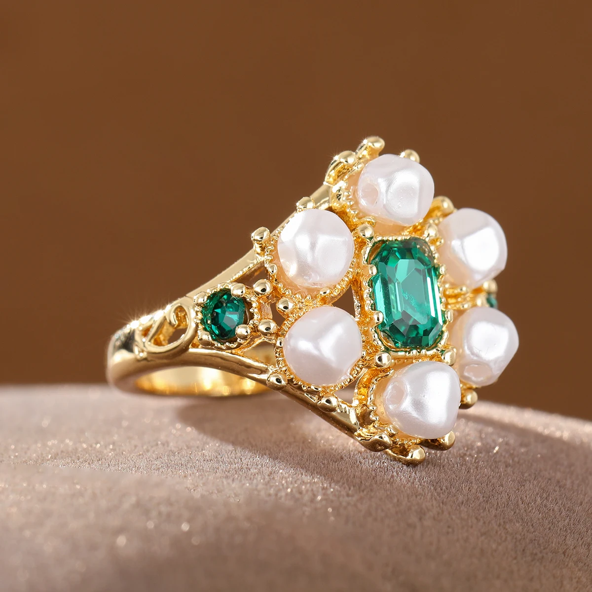 A Luxurious Ring Set with Artificial Gemstones and Featuring Imitation Pearl and Flower Copper Materials, Suitable for Parties.